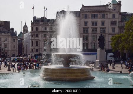 London, Großbritannien. September 2023. Die Leute kühlen sich an den Springbrunnen am Trafalgar Square ab, da Großbritannien die längste Hitzewelle im September erlebt, die es je gab. Quelle: Vuk Valcic/Alamy Live News Stockfoto