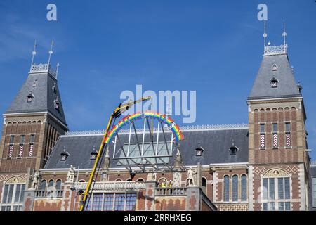 AMSTERDAM - die Lichtskulptur Breathe, Walk, die (2014) des Künstlers Ugo Rondinone wird an der Fassade der Vermeer-Erweiterung des Rijksmuseums an der Seite des Museumsplatzes installiert. Das Kunstwerk stammt aus der Sammlung des Museums Boijmans Van Beuningen, wo es zuvor im Gebäude ausgestellt war. ANP EVERT ELZINGA niederlande aus - belgien aus Stockfoto