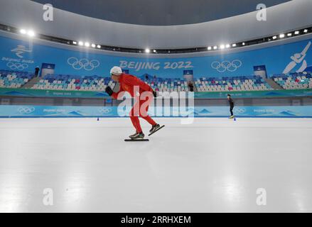 220709 -- PEKING, 9. Juli 2022 -- Touristen skaten beim National Speed Skating Oval in Peking, Hauptstadt von China, 9. Juli 2022. Der National Speed Skating Oval, auch bekannt als Ice Ribbon, wurde am Samstag für die Öffentlichkeit geöffnet. SPCHINA-BEIJING-ICE-BAND-OFFEN FÜR DIE ÖFFENTLICHKEIT ZHANGXCHENLIN PUBLICATIONXNOTXINXCHN Stockfoto