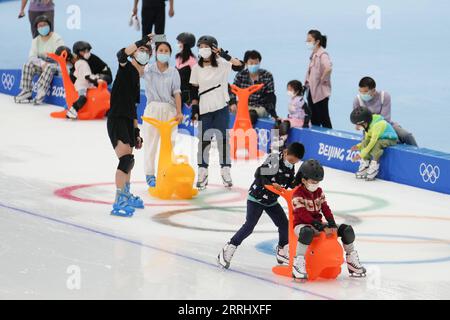 220709 -- PEKING, 9. Juli 2022 -- Menschen besuchen das National Speed Skating Oval in Peking, Hauptstadt von China, 9. Juli 2022. Der National Speed Skating Oval, auch bekannt als Ice Ribbon, wurde am Samstag für die Öffentlichkeit geöffnet. SPCHINA-BEIJING-ICE-BAND-OFFEN FÜR DIE ÖFFENTLICHKEIT JUXHUANZONG PUBLICATIONXNOTXINXCHN Stockfoto