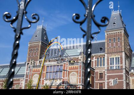 AMSTERDAM - die Lichtskulptur Breathe, Walk, die (2014) des Künstlers Ugo Rondinone wird an der Fassade der Vermeer-Erweiterung des Rijksmuseums an der Seite des Museumsplatzes installiert. Das Kunstwerk stammt aus der Sammlung des Museums Boijmans Van Beuningen, wo es zuvor im Gebäude ausgestellt war. ANP EVERT ELZINGA niederlande aus - belgien aus Stockfoto