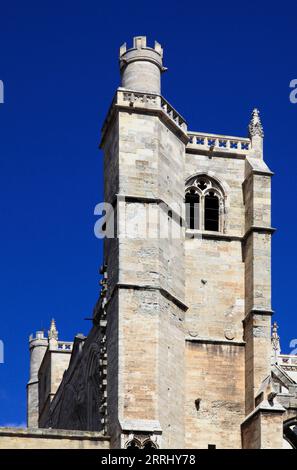 Erzbischofspalast, St. Just und St-Pasteur-Kathedrale. Rathausplatz. Narbonne, Occitanie, Frankreich Stockfoto