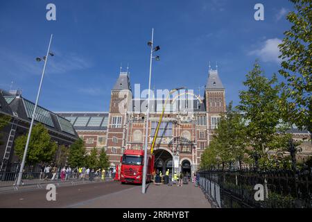 AMSTERDAM - die Lichtskulptur Breathe, Walk, die (2014) des Künstlers Ugo Rondinone wird an der Fassade der Vermeer-Erweiterung des Rijksmuseums an der Seite des Museumsplatzes installiert. Das Kunstwerk stammt aus der Sammlung des Museums Boijmans Van Beuningen, wo es zuvor im Gebäude ausgestellt war. ANP EVERT ELZINGA niederlande aus - belgien aus Stockfoto