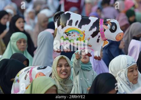 220710 -- JAKARTA, 10. Juli 2022 -- indonesische muslime versammeln sich am 10. Juli 2022 auf einer Straße, um Eid al-Adha-Gebete in Jakarta, Indonesien, zu verrichten. Foto von /Xinhua INDONESIA-JAKARTA-EID AL-ADHA-GEBET VerixSanovri PUBLICATIONxNOTxINxCHN Stockfoto