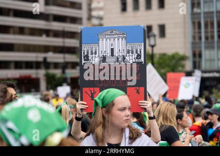 220710 -- WASHINGTON, 10. Juli 2022 -- Menschen nehmen an einer Kundgebung Teil, die Abtreibungsrechte in Washington, D.C., den Vereinigten Staaten, 9. Juli 2022 fordert. Xinhua-Schlagzeilen: US-Rückschritt bei Frauenrechten unterstreicht systemische Fehler LiuxJie PUBLICATIONxNOTxINxCHN Stockfoto