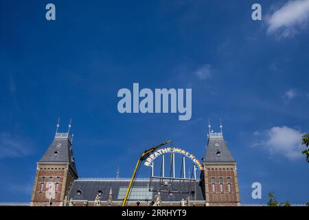 AMSTERDAM - die Lichtskulptur Breathe, Walk, die (2014) des Künstlers Ugo Rondinone wird an der Fassade der Vermeer-Erweiterung des Rijksmuseums an der Seite des Museumsplatzes installiert. Das Kunstwerk stammt aus der Sammlung des Museums Boijmans Van Beuningen, wo es zuvor im Gebäude ausgestellt war. ANP EVERT ELZINGA niederlande aus - belgien aus Stockfoto