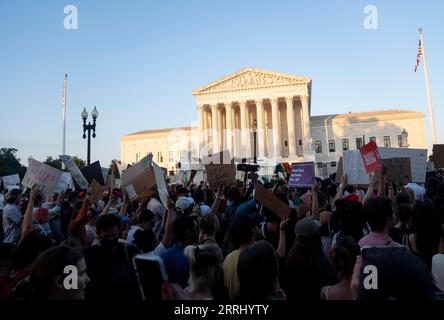 220710 -- WASHINGTON, 10. Juli 2022 -- Demonstranten versammeln sich vor dem Obersten Gerichtshof der USA in Washington, D.C., USA, 24. Juni 2022. Xinhua-Schlagzeilen: US-Rückschritt bei Frauenrechten unterstreicht systemische Fehler LiuxJie PUBLICATIONxNOTxINxCHN Stockfoto