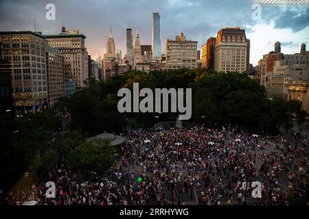 220710 -- WASHINGTON, 10. Juli 2022 -- Demonstranten versammeln sich auf dem Union Square während eines Protestes, nachdem der Oberste Gerichtshof der Vereinigten Staaten beschlossen hatte, Roe v. Wade in New York, USA, am 24. Juni 2022 umzustürzen. Foto von /Xinhua Xinhua Schlagzeilen: US-Rückschritt auf Frauenrechte unterstreicht systemische Fehler MichaelxNagle PUBLICATIONxNOTxINxCHN Stockfoto