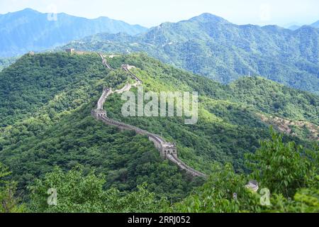 220711 -- PEKING, 11. Juli 2022 -- Luftaufnahme vom 10. Juli 2022 zeigt die Landschaft des Mutianyu-Abschnitts der Chinesischen Mauer in Peking, der Hauptstadt Chinas. CHINA-PEKING-GREAT WALL-LANDSCHAFT CN CHENXYEHUA PUBLICATIONXNOTXINXCHN Stockfoto