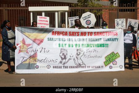 220711 -- HARARE, 11. Juli 2022 -- Mitglieder der Broad Alliance Against Sanctions halten am 4. Juli 2022 vor der US-Botschaft in Harare, Simbabwe, Anti-Sanktionen-Plakate. Foto von /Xinhua Xinhua Schlagzeilen: Zwei Jahrzehnte alte US-Sanktionen lassen Simbabwer leiden und lösen Proteste aus TafaraxMugwara PUBLICATIONxNOTxINxCHN Stockfoto