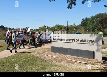 220711 -- HARARE, 11. Juli 2022 -- Mitglieder der Broad Alliance Against Sanctions protestieren gegen Sanktionen, die von den USA gegen Simbabwe verhängt wurden, vor der US-Botschaft in Harare, Simbabwe, am 4. Juli 2022. Foto von /Xinhua Xinhua Schlagzeilen: Zwei Jahrzehnte alte US-Sanktionen lassen Simbabwer leiden und lösen Proteste aus TafaraxMugwara PUBLICATIONxNOTxINxCHN Stockfoto