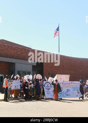 220711 -- HARARE, 11. Juli 2022 -- Mitglieder der Broad Alliance Against Sanctions halten am 4. Juli 2022 vor der US-Botschaft in Harare, Simbabwe, Anti-Sanktionen-Plakate. Foto von /Xinhua Xinhua Schlagzeilen: Zwei Jahrzehnte alte US-Sanktionen lassen Simbabwer leiden und lösen Proteste aus TafaraxMugwara PUBLICATIONxNOTxINxCHN Stockfoto