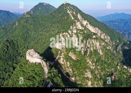 220711 -- PEKING, 11. Juli 2022 -- Luftaufnahme aufgenommen am 10. Juli 2022 zeigt die Landschaft der Chinesischen Mauer Jiankou in Peking, der Hauptstadt Chinas. CHINA-PEKING-GREAT WALL-LANDSCHAFT CN CHENXYEHUA PUBLICATIONXNOTXINXCHN Stockfoto