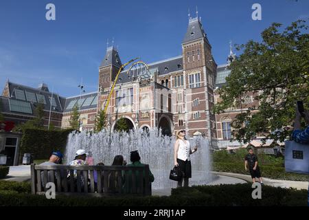 AMSTERDAM - die Lichtskulptur Breathe, Walk, die (2014) des Künstlers Ugo Rondinone wird an der Fassade der Vermeer-Erweiterung des Rijksmuseums an der Seite des Museumsplatzes installiert. Das Kunstwerk stammt aus der Sammlung des Museums Boijmans Van Beuningen, wo es zuvor im Gebäude ausgestellt war. ANP EVERT ELZINGA niederlande aus - belgien aus Stockfoto