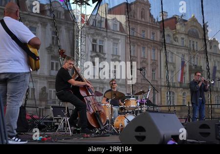 220712 -- PRAG, 12. Juli 2022 -- Musiker treten während des Böhmischen JazzFests in Prag, Hauptstadt der Tschechischen Republik, am 11. Juli 2022 auf. Das Böhmische Jazzfest, eines der größten Jazz-Festivals in Europa, wurde hier am Montag eröffnet und dauert bis zum 19. Juli. Foto von /Xinhua CZECH REPUBLIC-PRAGUE-JAZZ DanaxKesnerova PUBLICATIONxNOTxINxCHN Stockfoto