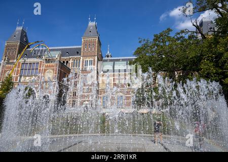 AMSTERDAM - die Lichtskulptur Breathe, Walk, die (2014) des Künstlers Ugo Rondinone wird an der Fassade der Vermeer-Erweiterung des Rijksmuseums an der Seite des Museumsplatzes installiert. Das Kunstwerk stammt aus der Sammlung des Museums Boijmans Van Beuningen, wo es zuvor im Gebäude ausgestellt war. ANP EVERT ELZINGA niederlande aus - belgien aus Stockfoto