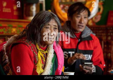 220712 -- LHASA, 12. Juli 2022 -- Foto aufgenommen am 21. März 2022 zeigt Rigzin R und seine Familie in der Gurum Township von Lhasa, der südwestchinesischen Autonomen Region Tibet. Xinhua-Schlagzeilen: Tibetische Namen schreiben Änderungen ein, Entwicklung in Tibet WangxZehao PUBLICATIONxNOTxINxCHN Stockfoto