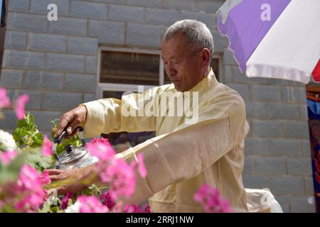 220712 -- LHASA, 12. Juli 2022 -- Jingdrol Waters Flowers in Bangdoi Township of Dagze District, Lhasa, südwestchinesische Autonome Region Tibet, 18. Mai 2022. Xinhua-Schlagzeilen: Tibetanische Namen schreiben Änderungen ein, Entwicklung in Tibet GaesangxNamgyae PUBLICATIONxNOTxINxCHN Stockfoto