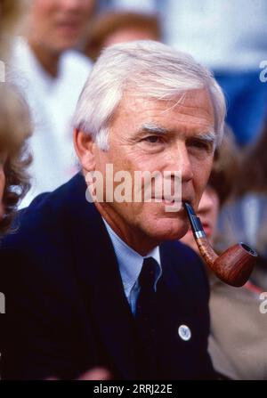 Joachim Blacky Fuchsberger raucht seine Pfeife, Deutschland um 1992. Stockfoto