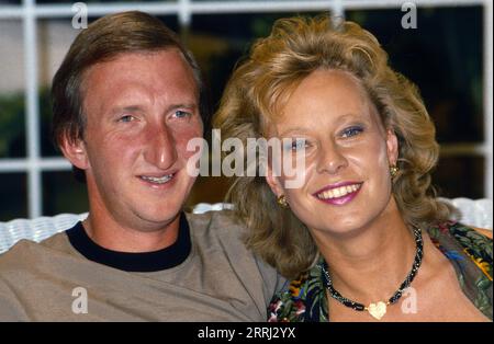 Mike Krüger, deutscher Komiker, Sänger und Schauspieler, mit Begleitung, Deutschland um 1994. Stockfoto