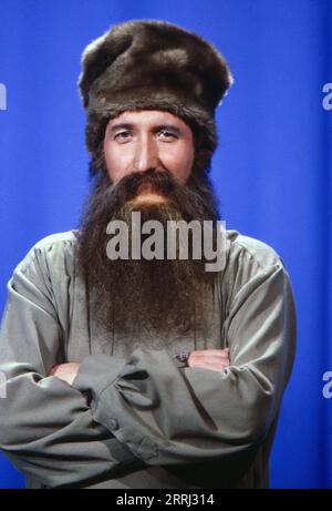 Mike Krüger, deutscher Komiker, Sänger und Schauspieler, als grimmiger Russe. Deutschland um 1989. Stockfoto