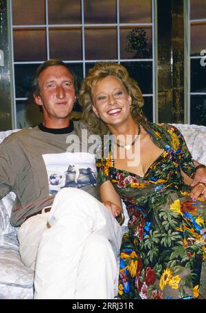 Mike Krüger, deutscher Komiker, Sänger und Schauspieler, mit Begleitung, Deutschland um 1994. Stockfoto