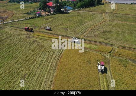 220713 -- YIYANG, 13. Juli 2022 -- Luftbild zeigt Erntemaschinen, die auf einem Reisfeld im Dorf Xinsongshuqiao in der Stadt Yiyang, Provinz Hunan in Zentralchina, 13. Juli 2022 arbeiten. CHINA-HUNAN-YIYANG-RICE HARVEST CN XUEXYUGE PUBLICATIONXNOTXINXCHN Stockfoto