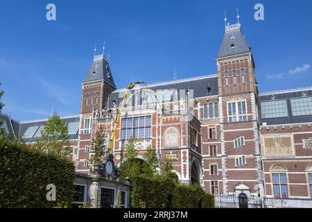 AMSTERDAM - die Lichtskulptur Breathe, Walk, die (2014) des Künstlers Ugo Rondinone wird an der Fassade der Vermeer-Erweiterung des Rijksmuseums an der Seite des Museumsplatzes installiert. Das Kunstwerk stammt aus der Sammlung des Museums Boijmans Van Beuningen, wo es zuvor im Gebäude ausgestellt war. ANP EVERT ELZINGA niederlande aus - belgien aus Stockfoto