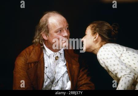 Fast ein Poet, Aufführung mit Susanne Lothar und Ulrich Wildgruber, Deutschand um 1989. Stockfoto