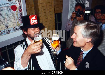 Henning Voscherau, deutscher Politiker, beim Bier mit einem SPD Wähler, Deutschland um 1992. Stockfoto