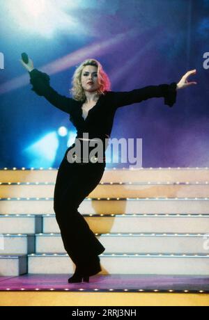 Kim Wilde, britische Popsängerin, bei einem Auftritt in der Unterhaltungsshow 'ein Kessel Buntes', Deutschland 1992. Stockfoto