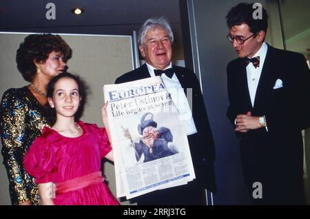 Sir Peter Ustinov, britischer Schauspieler, Schriftsteller und Regisseur, mit Ehefrau Helene du Lau d’Allemans und Sohn Igor (rechts) und Clara (vorn), Deutschland um 1991. Stockfoto