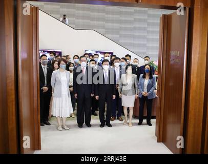 220713 -- HONGKONG, 13. Juli 2022 -- Chief Executive der Sonderverwaltungsregion Hongkong HKSAR John Lee 3rd R, Front trifft sich mit dem Präsidenten des Legislativrates LegCo der HKSAR Andrew Leung 4th R, Front in Hongkong, Südchina, 13. Juli 2022. ZU BEGINN DER ersten Vorbereitungssitzung in HKSAR, um die Zusammenarbeit zwischen Exekutive und Legislative ZU verbessern CHINA-HONGKONG-JOHN LEE-LEGCO-VORBEREITUNGSSITZUNG CN LixGang PUBLICATIONxNOTxINxCHN Stockfoto