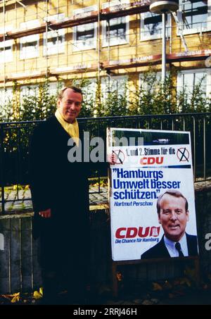 Hartmut Perschau, deutscher Politiker, vor einem CDU Wahlplakat in Hamburg, Deutschland um 1989. Stockfoto