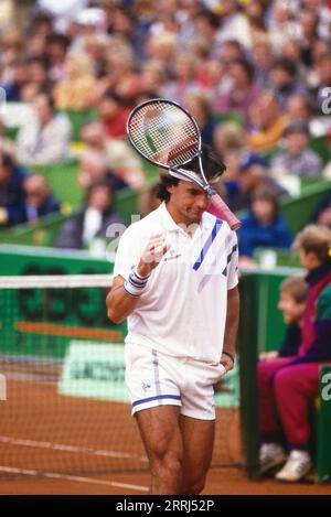 Emilio Sánchez, auch bekannt als Emilio Sánchez Vicario, spanischer Tennisspieler, bei der ATP Tour, Hamburger Rothenbaum, Match im Doppel mit Sergio Casal, Deutschland, 1986. Stockfoto