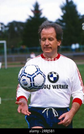 TV-Moderator Max Schautzer im Rolf Werner Schiedsrichter-Trikot, mit FIFA Ball beim Prominenten Fussballspiel in München, um 1991. Stockfoto