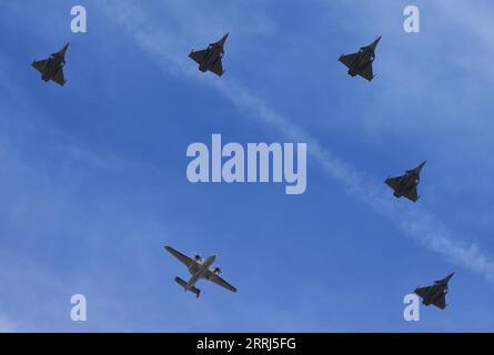 220714 -- PARIS, 14. Juli 2022 -- französische Luftwaffenflugzeuge werden während der jährlichen Militärparade am Bastille Day in Paris, Frankreich, am 14. Juli 2022 gesehen. Frankreich feierte am Donnerstag seinen jährlichen Bastille-Tag mit einer traditionellen Militärparade. FRANKREICH-PARIS-BASTILLE-TAGESPARADE GaoxJing PUBLICATIONxNOTxINxCHN Stockfoto