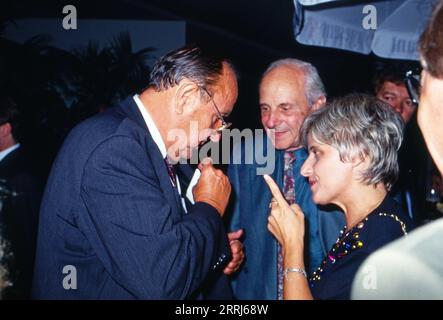 FDP-Politiker und Bundesaussenminister Hans-Dietrich Genscher im Gespräch mit Generalmajor Gerd Bastian und Politikerin Petra Kelly, Gründungsmitglied der Partei die Grünen, Friedens- und Menschenrechtsaktivistin, um 1986. Stockfoto