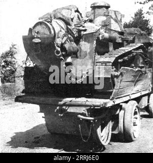 'Notre Artillerie d'Assaut; La Replique de Foch: Au Sud-ouest de Soissons; Hisse sur la remorque, le char d'assaut EST transporte rapidement a pied d'oeuvre', 1918. Aus L’Album de la Guerre 1914-1919, Band 2 [L’Illustration, Paris, 1924]. Stockfoto