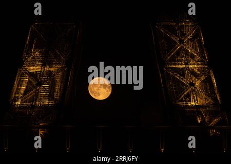 220715 -- PARIS, 15. Juli 2022 -- der Mond wird mit dem Eiffelturm während der Feierlichkeiten zum Bastille-Tag in Paris, Frankreich, 14. Juli 2022 gesehen. Foto von /Xinhua FRANCE-PARIS-BASTILLE TAG-NACHT-ANSICHT AurelienxMorissard PUBLICATIONxNOTxINxCHN Stockfoto