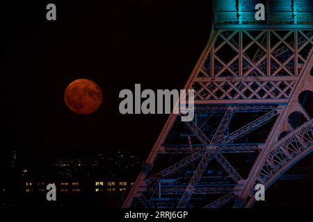 220715 -- PARIS, 15. Juli 2022 -- der Mond wird mit dem Eiffelturm während der Feierlichkeiten zum Bastille-Tag in Paris, Frankreich, 14. Juli 2022 gesehen. Foto von /Xinhua FRANCE-PARIS-BASTILLE TAG-NACHT-ANSICHT AurelienxMorissard PUBLICATIONxNOTxINxCHN Stockfoto