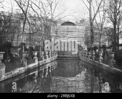 "La Guerre a L'Allemande; au Luxembourg: la fontaine Medicis", 1918. Aus L’Album de la Guerre 1914-1919, Band 2 [L’Illustration, Paris, 1924]. Stockfoto