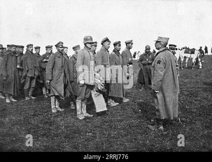 "Les prises d'une action locale; Six Cent cinquante prisonniers resterent entre nos mains ce jour-la: en tete du groupe, les officiers allemands recoivent les ordres de l'officier francais charge de les diriger sur l'arriere", 1918. Aus L’Album de la Guerre 1914-1919, Band 2 [L’Illustration, Paris, 1924]. Stockfoto