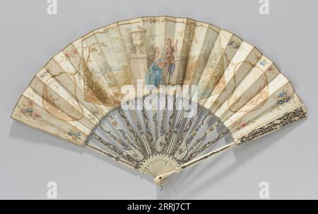 Faltpapierfächer mit romantischem Paar, c.1775-c.1800. Aquarell: Eine zentrale Kartusche mit einem Mann, der ein Saiteninstrument spielt, und einer Frau, die aus einem Buch singt. Links eine Kartusche mit einem Hirten an einer klassischen Ruine und rechts eine Kartusche mit einer Hirtin, beide in Sepia. Stockfoto