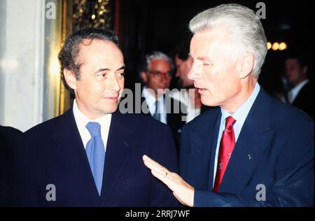 Henning Voscherau, deutscher SPD-Politiker und erster Bürgermeister, empfängt den spanischen Opernsänger Jose Carreras in Hamburg, Deutschland um 1996. Stockfoto