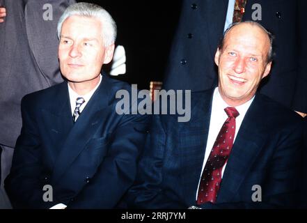 Henning Voscherau, deutscher SPD-Politiker, empfängt König Harald V. von Norwegen in Hamburg, Deutschland um 1993. Stockfoto