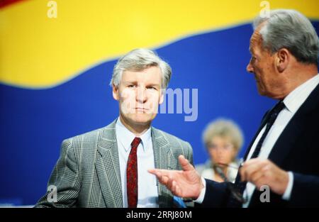 Henning Voscherau, deutscher Politiker, mit Willy Brandt bei einer Parteiveranstaltung der SPD, Deutschland um 1988. Stockfoto