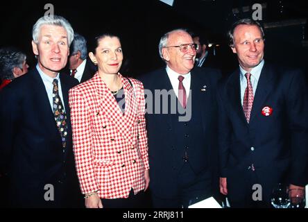 Ehepaar Henning und Annerose Voscherau, mit DFB-Präsident Egidius Braun und Bundestrainer Berti Vogts in Hamburg, Deutschland um 1997. Stockfoto