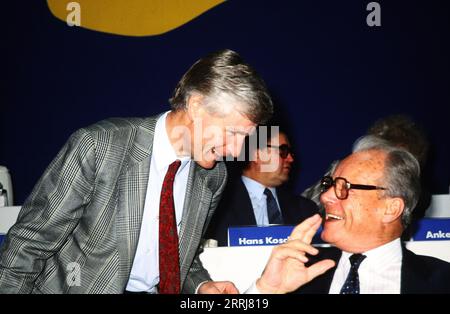 Henning Voscherau, deutscher Politiker, mit Willy Brandt bei einer Parteiveranstaltung der SPD, Deutschland um 1988. Stockfoto