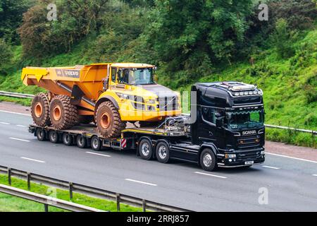 Knickgelenkter Hauler A45G. Lkw mit LKW-Transport, Blue Stream Lkw, Transport, Transport, Transport Volvo Dumper Truck, Cargo Carrier, Scania R730 Fahrzeug, europäische gewerbliche Transportindustrie, Fahrt auf der Autobahn M6 in Greater Manchester, Großbritannien Stockfoto